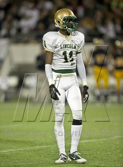 Thumbnail 2 in Lincoln vs. St. Thomas Aquinas (FHSAA 7A Final) photogallery.