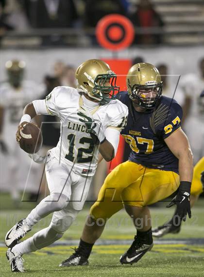 Thumbnail 3 in Lincoln vs. St. Thomas Aquinas (FHSAA 7A Final) photogallery.