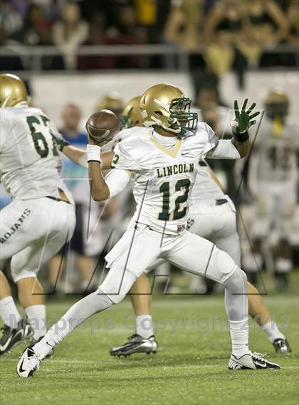 Thumbnail 3 in Lincoln vs. St. Thomas Aquinas (FHSAA 7A Final) photogallery.