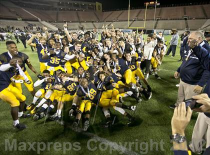 Thumbnail 1 in Lincoln vs. St. Thomas Aquinas (FHSAA 7A Final) photogallery.