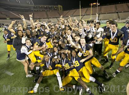 Thumbnail 3 in Lincoln vs. St. Thomas Aquinas (FHSAA 7A Final) photogallery.