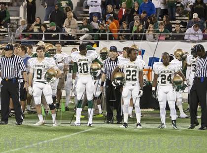 Thumbnail 1 in Lincoln vs. St. Thomas Aquinas (FHSAA 7A Final) photogallery.