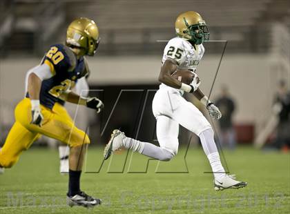 Thumbnail 3 in Lincoln vs. St. Thomas Aquinas (FHSAA 7A Final) photogallery.