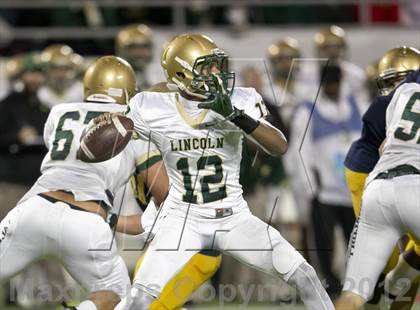 Thumbnail 3 in Lincoln vs. St. Thomas Aquinas (FHSAA 7A Final) photogallery.