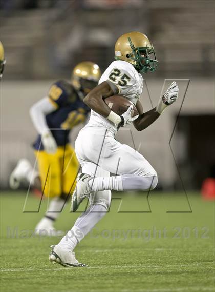 Thumbnail 2 in Lincoln vs. St. Thomas Aquinas (FHSAA 7A Final) photogallery.