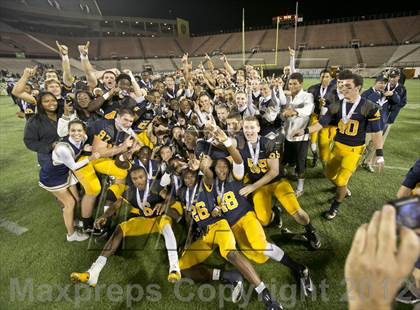 Thumbnail 2 in Lincoln vs. St. Thomas Aquinas (FHSAA 7A Final) photogallery.