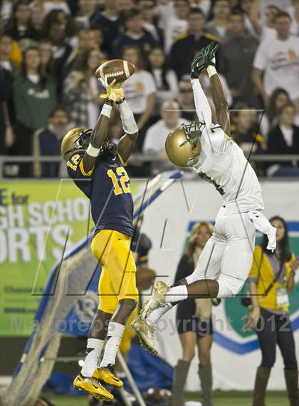 Thumbnail 1 in Lincoln vs. St. Thomas Aquinas (FHSAA 7A Final) photogallery.