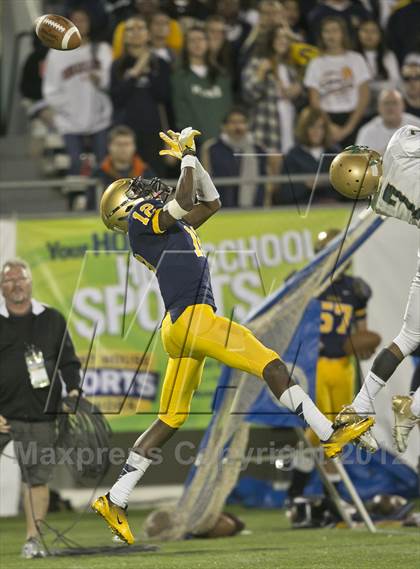 Thumbnail 2 in Lincoln vs. St. Thomas Aquinas (FHSAA 7A Final) photogallery.