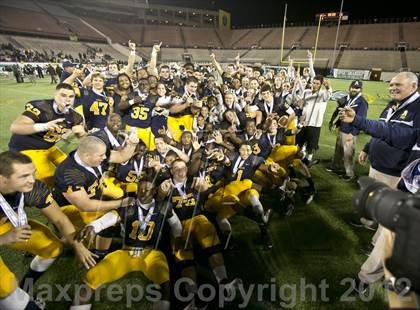 Thumbnail 2 in Lincoln vs. St. Thomas Aquinas (FHSAA 7A Final) photogallery.