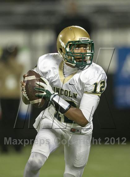 Thumbnail 2 in Lincoln vs. St. Thomas Aquinas (FHSAA 7A Final) photogallery.