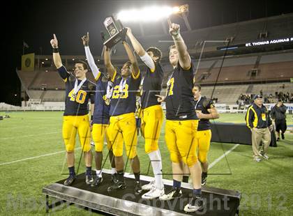 Thumbnail 3 in Lincoln vs. St. Thomas Aquinas (FHSAA 7A Final) photogallery.