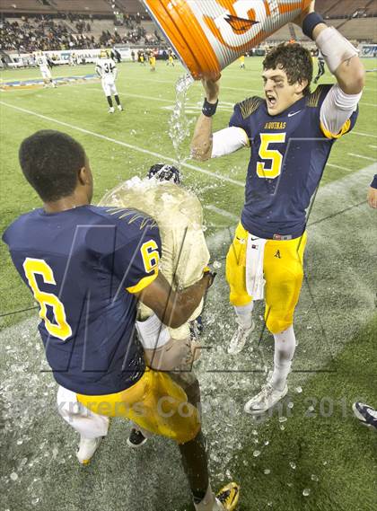 Thumbnail 3 in Lincoln vs. St. Thomas Aquinas (FHSAA 7A Final) photogallery.