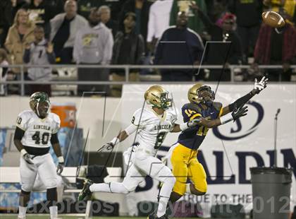 Thumbnail 1 in Lincoln vs. St. Thomas Aquinas (FHSAA 7A Final) photogallery.
