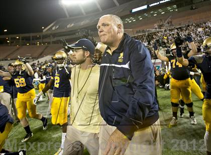 Thumbnail 1 in Lincoln vs. St. Thomas Aquinas (FHSAA 7A Final) photogallery.