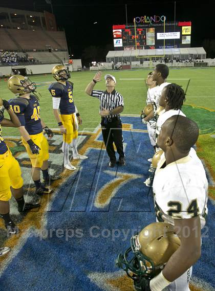 Thumbnail 2 in Lincoln vs. St. Thomas Aquinas (FHSAA 7A Final) photogallery.