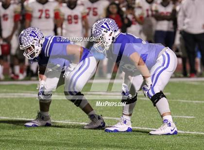 Thumbnail 3 in Victoria East vs Veterans Memorial (UIL 5A Bi-District Playoff) photogallery.
