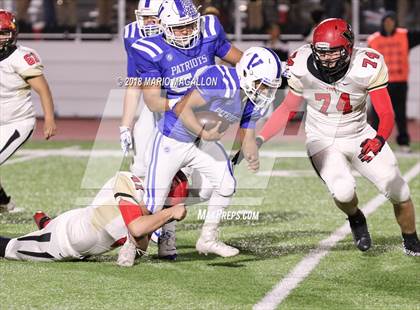 Thumbnail 3 in Victoria East vs Veterans Memorial (UIL 5A Bi-District Playoff) photogallery.
