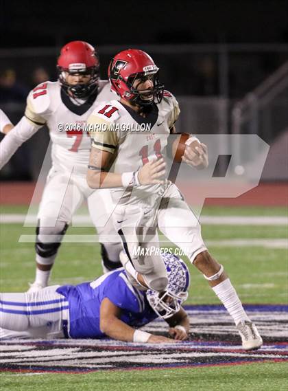 Thumbnail 1 in Victoria East vs Veterans Memorial (UIL 5A Bi-District Playoff) photogallery.