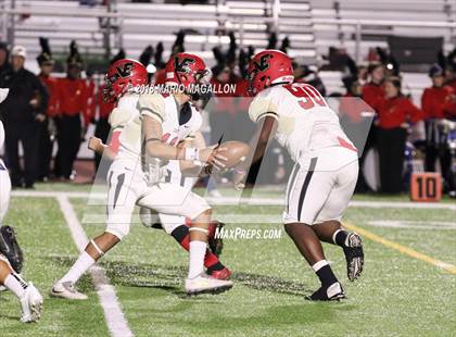 Thumbnail 1 in Victoria East vs Veterans Memorial (UIL 5A Bi-District Playoff) photogallery.