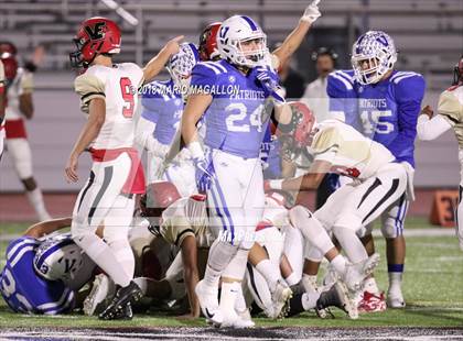 Thumbnail 3 in Victoria East vs Veterans Memorial (UIL 5A Bi-District Playoff) photogallery.