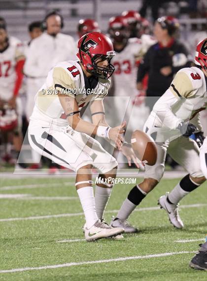 Thumbnail 3 in Victoria East vs Veterans Memorial (UIL 5A Bi-District Playoff) photogallery.