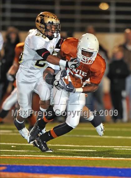 Thumbnail 1 in Bowie vs. Abilene (Texas 5A Region II D2 Final) photogallery.