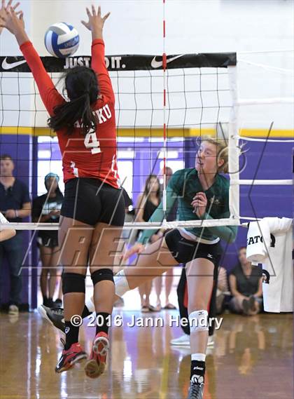 Thumbnail 1 in Mira Costa vs Kahuku (Durango Fall Classic) photogallery.