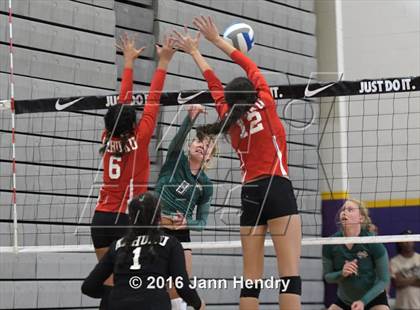 Thumbnail 1 in Mira Costa vs Kahuku (Durango Fall Classic) photogallery.