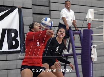 Thumbnail 2 in Mira Costa vs Kahuku (Durango Fall Classic) photogallery.