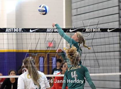 Thumbnail 3 in Mira Costa vs Kahuku (Durango Fall Classic) photogallery.