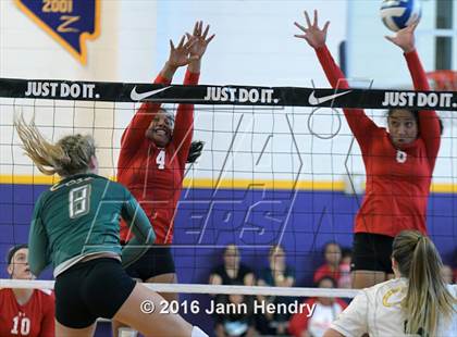 Thumbnail 2 in Mira Costa vs Kahuku (Durango Fall Classic) photogallery.