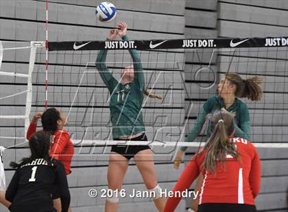 Thumbnail 3 in Mira Costa vs Kahuku (Durango Fall Classic) photogallery.