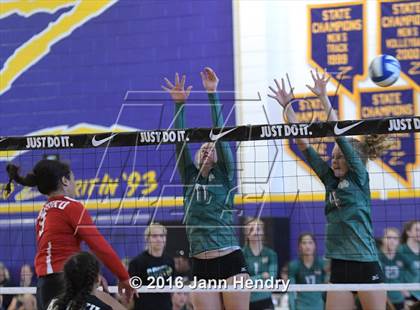 Thumbnail 1 in Mira Costa vs Kahuku (Durango Fall Classic) photogallery.