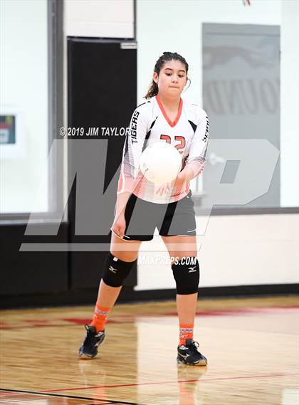 Thumbnail 3 in Gustine @ Strawn photogallery.