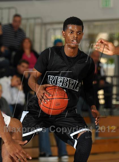 Thumbnail 3 in Miller vs. Fort Bend Travis (MaxPreps Holiday Classic) photogallery.
