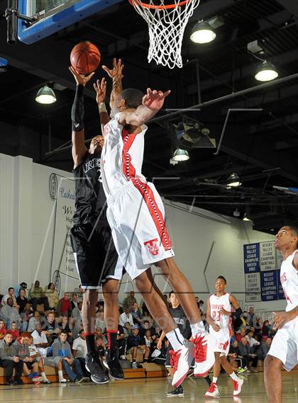 Thumbnail 3 in Miller vs. Fort Bend Travis (MaxPreps Holiday Classic) photogallery.