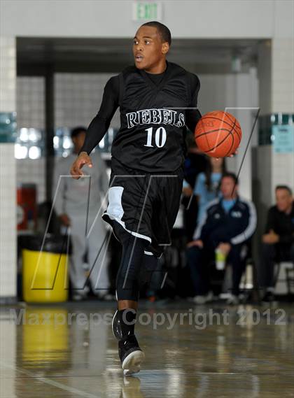 Thumbnail 2 in Miller vs. Fort Bend Travis (MaxPreps Holiday Classic) photogallery.