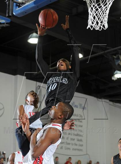 Thumbnail 2 in Miller vs. Fort Bend Travis (MaxPreps Holiday Classic) photogallery.