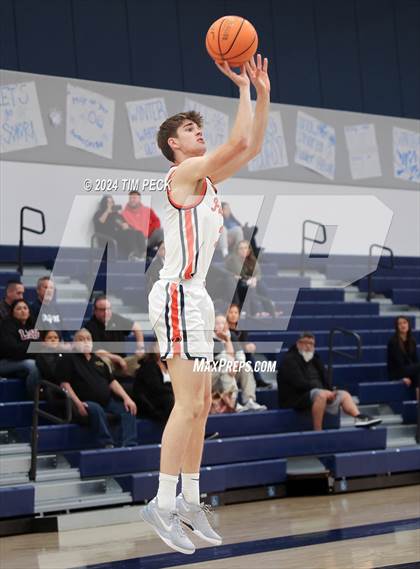Thumbnail 2 in La Serna vs. Pacifica Christian/Orange County photogallery.