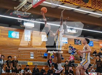 Thumbnail 3 in Archbishop Riordan vs. O'Dea (Torrey Pines Holiday Classic) photogallery.