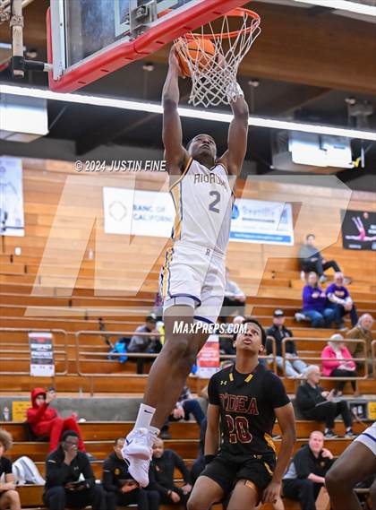 Thumbnail 2 in Archbishop Riordan vs. O'Dea (Torrey Pines Holiday Classic) photogallery.