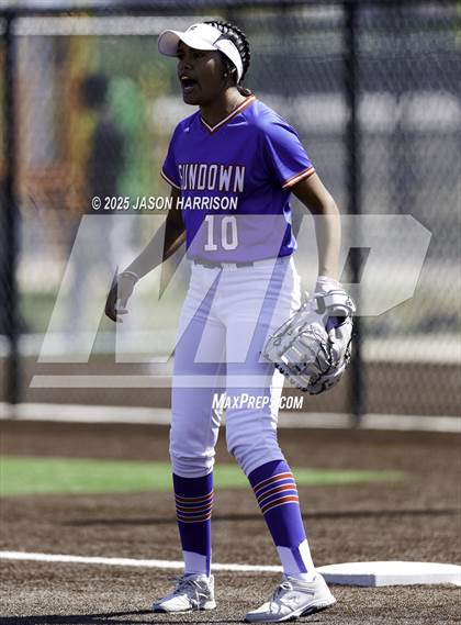 Thumbnail 3 in Sundown vs. Muenster (UIL Softball 2A Region 2 Semifinal Game 2) photogallery.