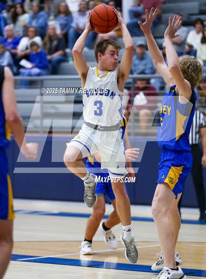 Thumbnail 2 in Sidney @ Bryson (UIL 1A D2 Basketball Semi-Regional) photogallery.