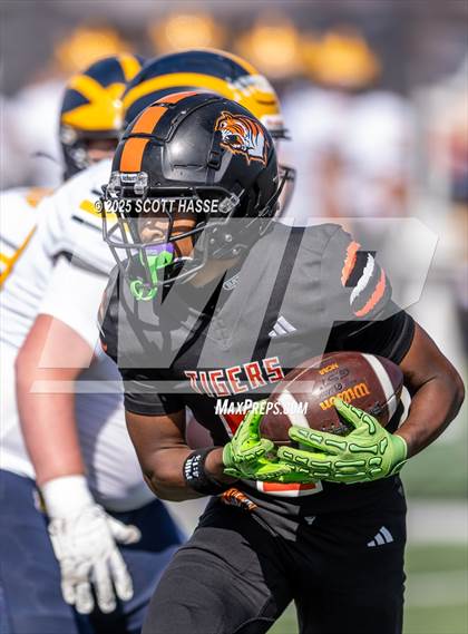Thumbnail 3 in Belleville vs. Clarkston photogallery.