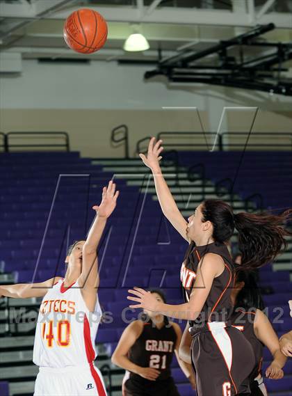 Thumbnail 3 in Grant vs. Palm Desert (MaxPreps Holiday Classic) photogallery.