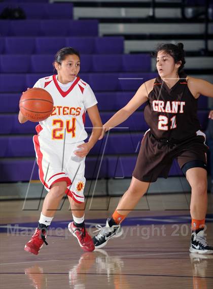 Thumbnail 3 in Grant vs. Palm Desert (MaxPreps Holiday Classic) photogallery.
