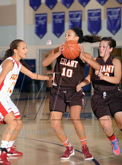 Thumbnail 2 in Grant vs. Palm Desert (MaxPreps Holiday Classic) photogallery.