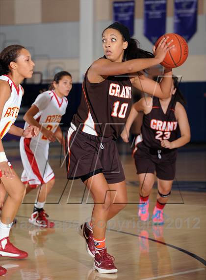 Thumbnail 2 in Grant vs. Palm Desert (MaxPreps Holiday Classic) photogallery.