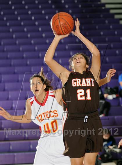 Thumbnail 2 in Grant vs. Palm Desert (MaxPreps Holiday Classic) photogallery.