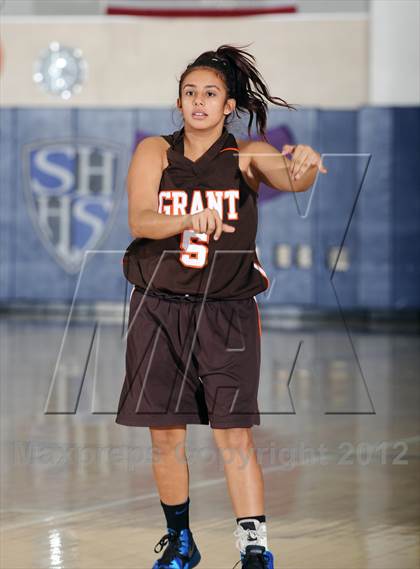 Thumbnail 2 in Grant vs. Palm Desert (MaxPreps Holiday Classic) photogallery.